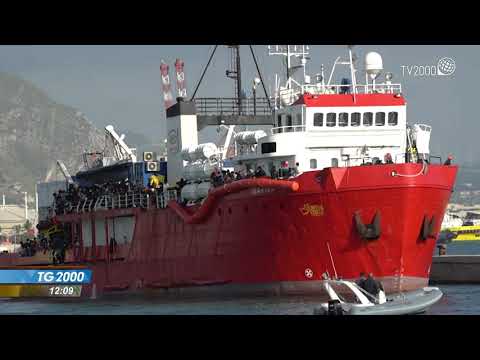 Migranti, a Trapani gli oltre 800 persone salvate in mare dalla nave Sea Eye 4