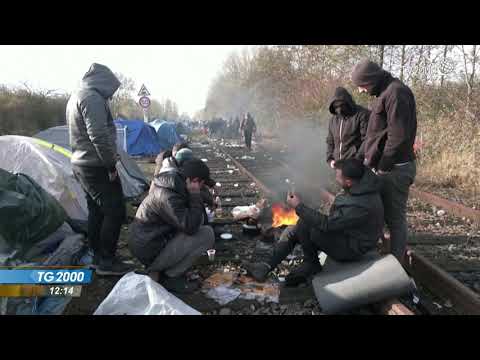 Migranti, dramma a Calais con flusso infinito di persone. Ecco cosa sta succedendo